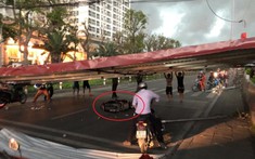 Hà Nội: Gió to thổi mái tôn bay vào xe máy, người may mắn không sao