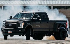Chứng kiến Ford Super Duty F-450 2019 nặng trên 3,6 tấn drift ngon lành dưới bàn tay của Ken Block