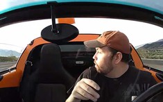 Chủ xe Lotus Elise thót tim khi thấy phần mui "tung bay trong một nốt nhạc"