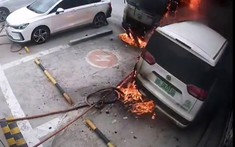 Kinh hoàng xe điện Trung Quốc đang cắm sạc thì bất ngờ phát nổ, bốc cháy dữ dội