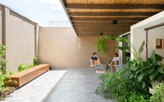 Ấn tượng ngôi nhà phố có khoảng sân sau đáng mơ ước