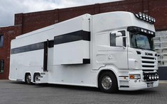 Scania RV - Chiếc xe cắm trại tiện nghi như khách sạn di động với 3 phòng ngủ kèm garage