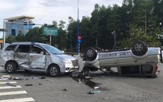 Bình Dương: Xe SUV va chạm với Toyota Innova rồi cả hai cùng lật, 7 người bị thương