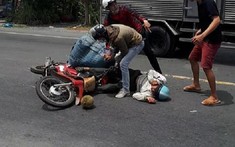 Video: Xe máy lao ra đường dù khuất tầm nhìn khiến 1 người bị ô tô tải cán trúng tại Đồng Tháp