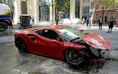 Siêu xe Ferrari 488 GTB "cụt đầu" sau cú va chạm với xe buýt 2 tầng