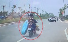 Video hé lộ khoảnh khắc 2 mẹ con bán xôi đi xe máy va chạm với xe container và tử vong tại Hà Nội