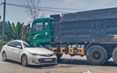 Video: Xe ben ôm cua ẩu, đối đầu ô tô con Toyota Avalon tại Hà Nội khiến 1 tài xế bị thương nặng