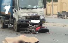 Hà Nội: Điều khiển xe máy chạy ngược chiều, đối đầu xe chở rác, thanh niên 18 tuổi tử vong