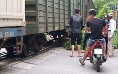 Hà Nội: Tự lao vào tàu hỏa đang chạy, người phụ nữ bị cán tử vong