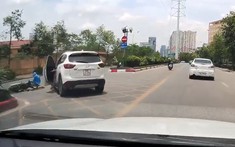 Video: Xe máy chạy vào làn dành cho xe buýt BRT, tông trúng ô tô Mazda CX-5 đang sang đường