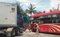 Hà Tĩnh: Ô tô khách va chạm trực diện với xe container, cô giáo ngồi chờ xe buýt tử vong