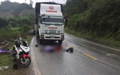 Hòa Bình: Tông vào cột mốc giao thông rồi va chạm với ô tô tải, một "phượt thủ" tử vong