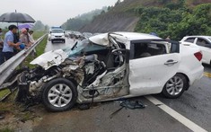 Tai nạn liên hoàn giữa 3 ô tô trên cao tốc Hà Nội - Lào Cai, 2 tài xế phải nhập viện