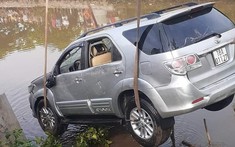 Nam Định: SUV 7 chỗ Toyota Fortuner rơi xuống sông, 2 người chết thảm