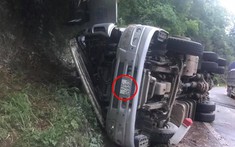 Sơn La: Xe đầu kéo chở bột sắn lật ngang bên đường, tài xế tử vong trong cabin