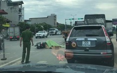 Hà Nội: Sang đường, người phụ nữ đi xe máy bị xe đầu kéo cán tử vong