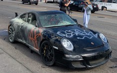Lợi dụng biểu tình ở Mỹ, những kẻ phá hoại đập phá và đốt luôn siêu xe Porsche 911 GT3 RS