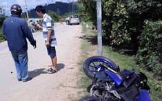 Bình Thuận: Yamaha R15 đấu đầu ô tô con khiến biker cùng xe văng xa cả chục mét