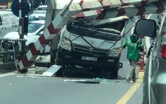 Barie "nhọ nhất vịnh Bắc Bộ" lại bị xe tải đâm sập tại cầu vượt Thái Hà - Chùa Bộc