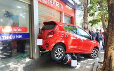 Nghệ An: Toyota Wigo "lùa" 2 xe máy đỗ trên vỉa hè xuống gầm xe khiến dân mạng thắc mắc chi tiết này