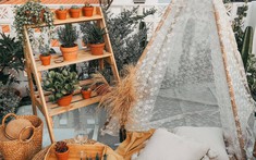 Ở nhà tránh dịch, vợ chồng trẻ tự thiết kế “góc chill” cực yêu trên sân thượng