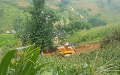 Lào Cai: Xe cẩu lao xuống vực, tài xế tử vong tại chỗ và mắc kẹt trong cabin