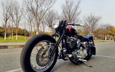 Chỉ vấp vào ổ gà nhỏ, xe mô tô Trung Quốc khiến biker "sấp mặt"