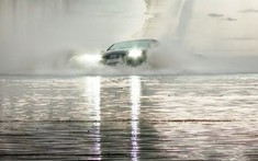 Tài xế lái xe sang Audi A7 xuống đường hầm ngập nước và lập tức phải "khóc hận"