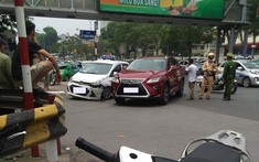 Hà Nội: Lexus RX móp nặng bên hông xe sau va quẹt với xe taxi
