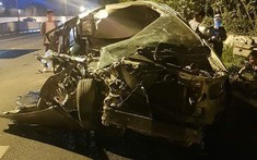 Toyota Innova "nát tươm" sau khi tông vào đuôi xe tải trên đại lộ Thăng Long, tài xế thoát chết thần kỳ