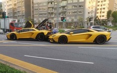 Cặp đôi siêu xe Lamborghini Aventador đắt đỏ của nhà giàu Singapore tông nhau giữa ngã tư