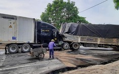 Thanh Hoá: Xe container "nát bét" cabin sau khi tông vào đuôi xe tải đang gặp sự cố đỗ bên đường