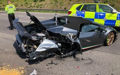 Siêu xe Lamborghini Huracan Performante mui trần bị tông nát đuôi chỉ sau 20 phút được đại gia mua