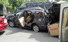 Tai nạn liên hoàn trên đại lộ Mai Chí Thọ khiến Toyota Fortuner "nát bét" đuôi xe, xe tải lớn lật nghiêng