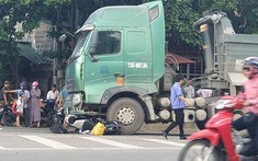 Video: Xe máy giảm tốc độ để dừng đèn đỏ bị xe đầu kéo tông từ phía sau, 2 người thương vong