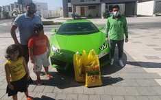 Chủ siêu thị Pakistan tại Dubai lái siêu xe Lamborghini Huracan mui trần đi giao xoài