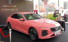 Chị em Việt lại "rụng tim" với một chiếc xe màu hồng, lần này là VinFast Lux A2.0