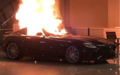 Người biểu tình tấn công showroom ô tô, "hóa vàng" siêu xe Mercedes-AMG GT