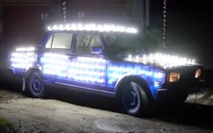 Chứng kiến người Nga lắp 300 bóng đèn LED lên thân vỏ xe rồi lái đi trong đêm
