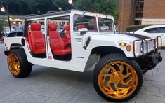 Ngắm chiếc Hummer H1 hầm hố độ la-zăng 30 inch mạ vàng và lột trần hệ thống cửa