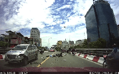Video ghi lại khoảnh khắc va chạm giữa xe máy vượt ẩu với Toyota Innova trên cầu vượt Đại Cồ Việt