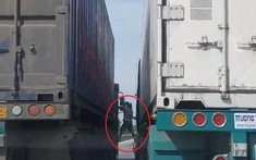 Video: 2 xe container dừng giữa đường, chắn hết lối đi để tài xế... đánh nhau tại Nghệ An