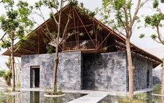 Nhà sinh hoạt cộng đồng làm từ đá vụn và ống thép giàn giáo cũ