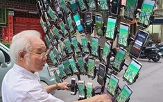 Bái phục ông lão "Tiên tử" đi xe đạp, dùng 64 chiếc smartphone để chơi Pokemon GO