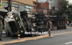 Video quay khoảnh khắc chiếc xe container lật vì ôm cua ẩu tại Bình Dương