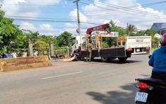 Bình Phước: Tông vào ô tô tải cẩu, 2 thanh niên đi xe máy thương vong