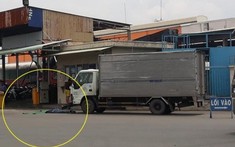 Video: Xuống làm thủ tục vào cảng Transimex, tài xế ô tô tải bị xe container cán tử vong