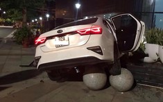 Kia Cerato tông xe máy, hất văng hòn đá trang trí vào tòa nhà Trung tâm hành chính Đà Nẵng