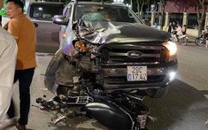 Video: Thanh niên đi xe máy lấn làn, tông trực diện xe bán tải Ford Ranger tại Hà Nội