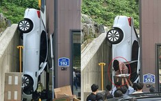 Kia K5 do bà bầu cầm lái rơi vào khe hẹp giữa bức tường và quán café khiến cư dân mạng khó hiểu